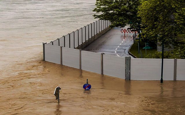 New technologies help prevent flooding in public spaces. Image: Flood-barrier Neo-Barrier™ systems