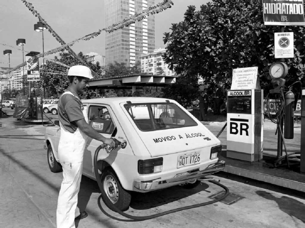 fiat-147-a-alcool-sendo-abastecido-em-bomba-petrobras